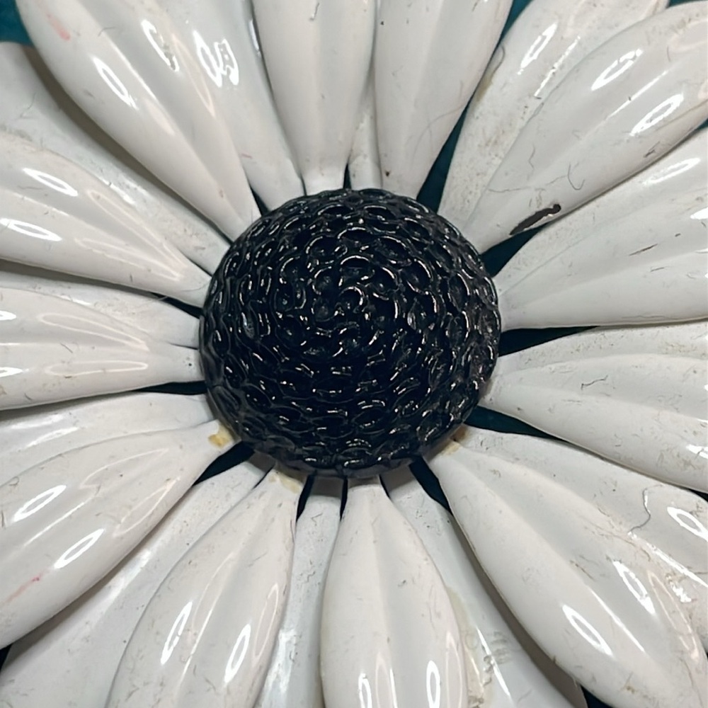 Vintage Enamel White Daisy Flower Brooch - Picture 5 of 7